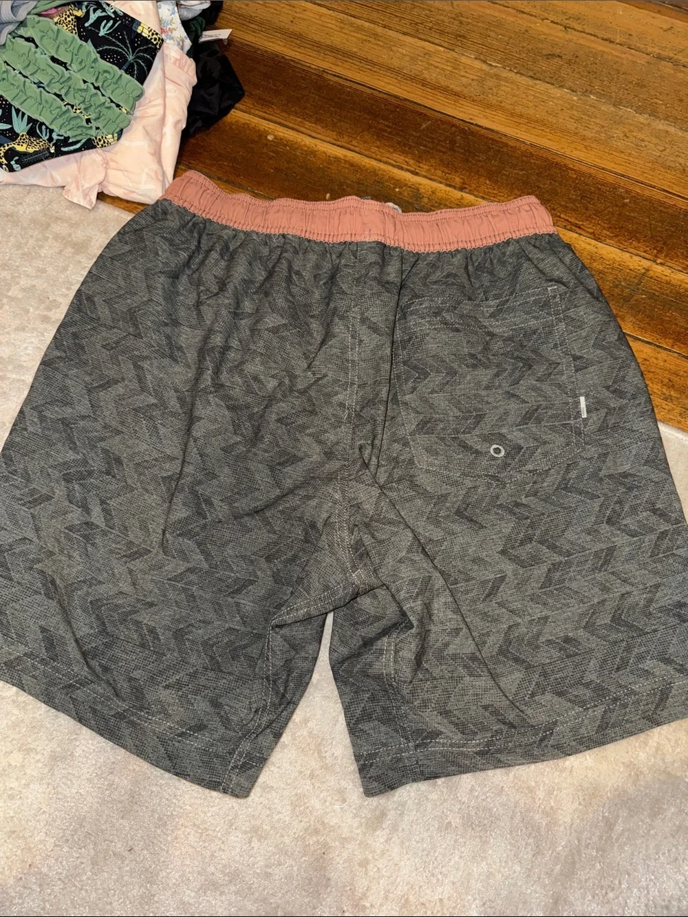Vuori Men's Hybrid Shorts Gray with Pink Waistband